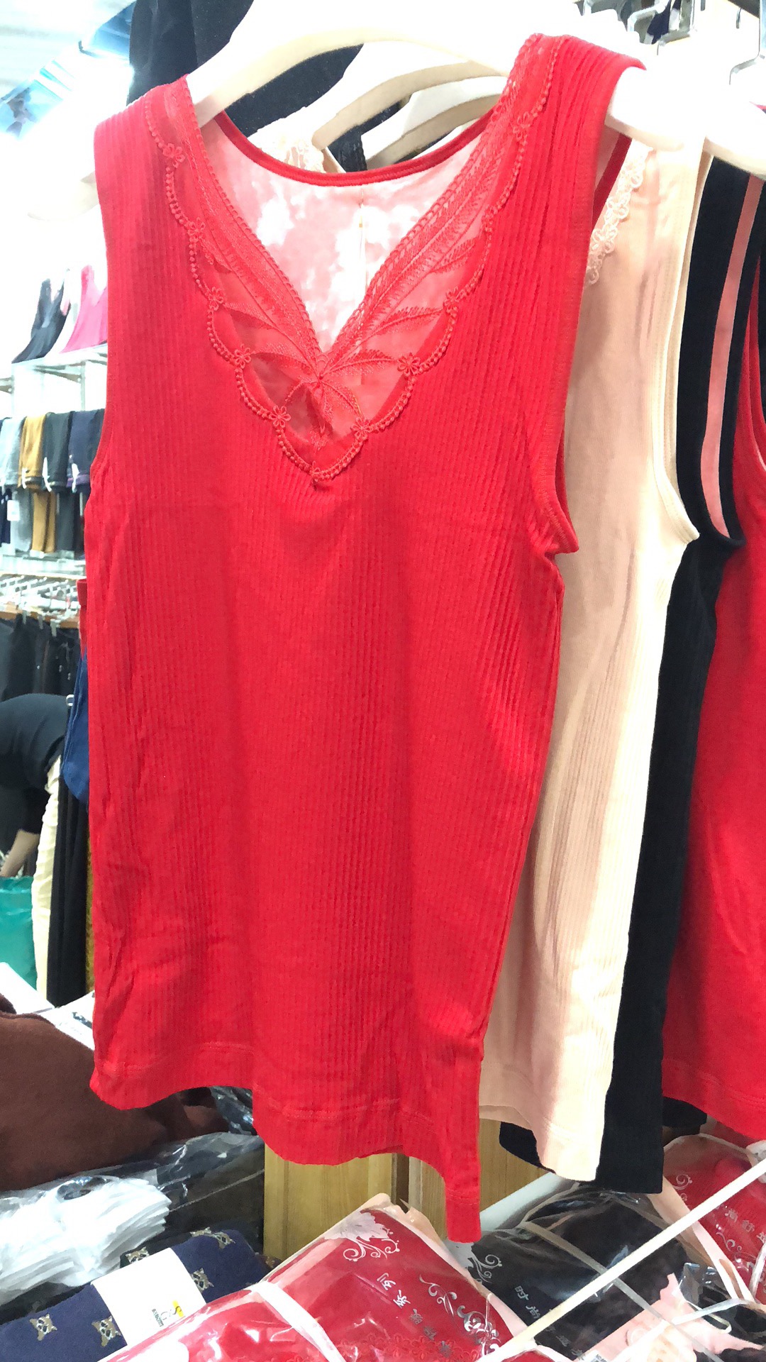 秋冬女生是吊带蕾丝塑身衣