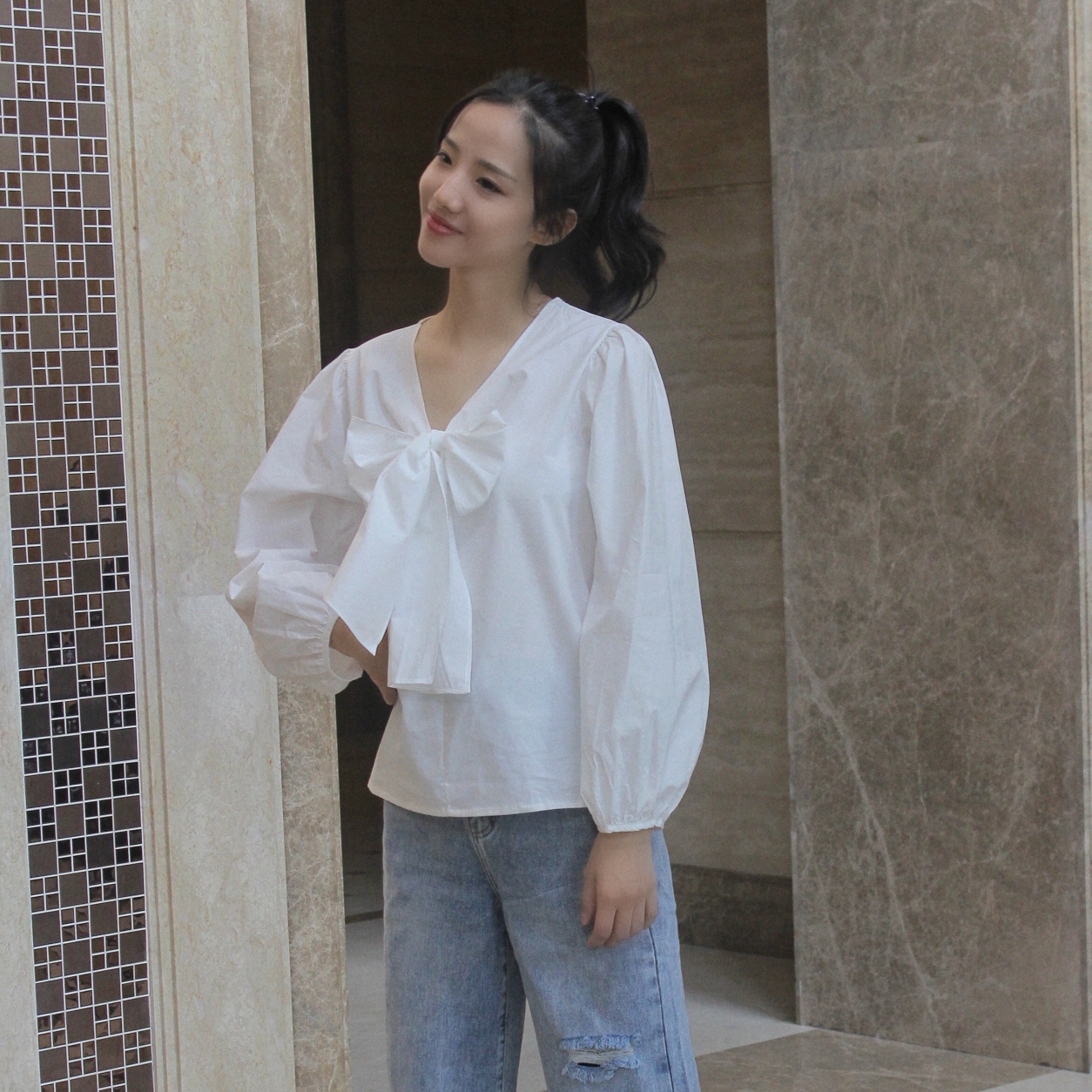 早秋甜美系V领蝴蝶结白色设计感小众衬衫女长袖