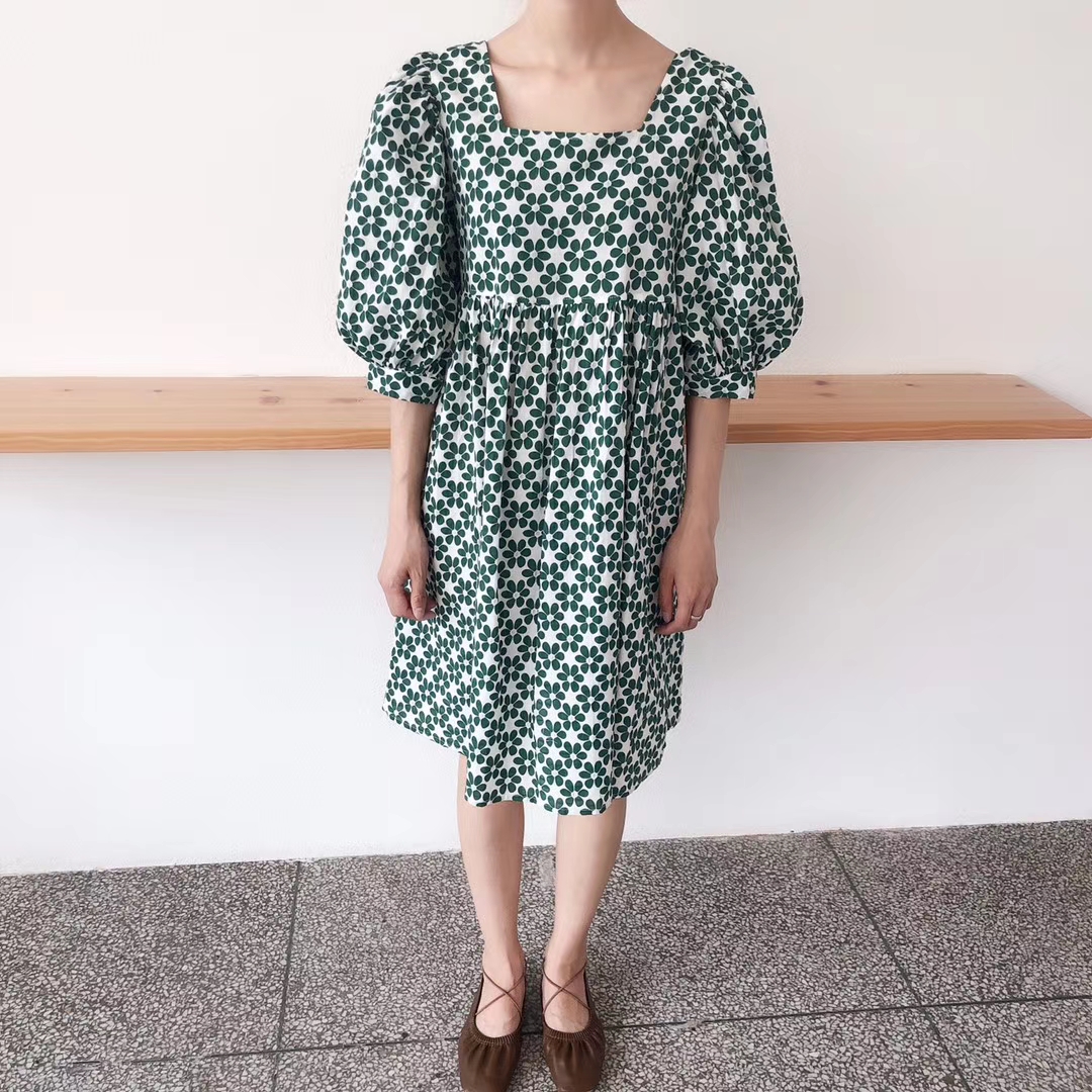 新款法式泡泡袖方领绿碎花连衣裙