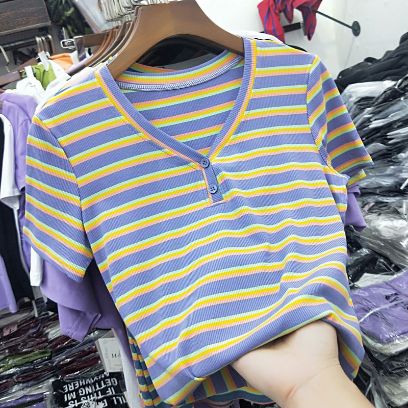 夏季新款韩版彩虹条纹短袖T恤女V领两粒扣韩版显瘦彩条上衣