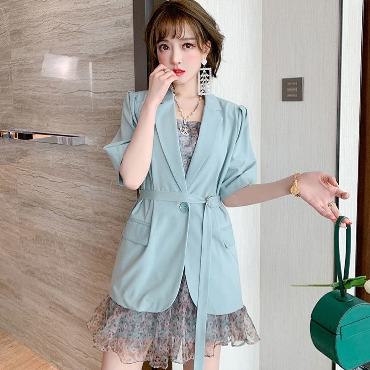 减龄修身束腰带西装外套+碎花吊带连衣裙两女