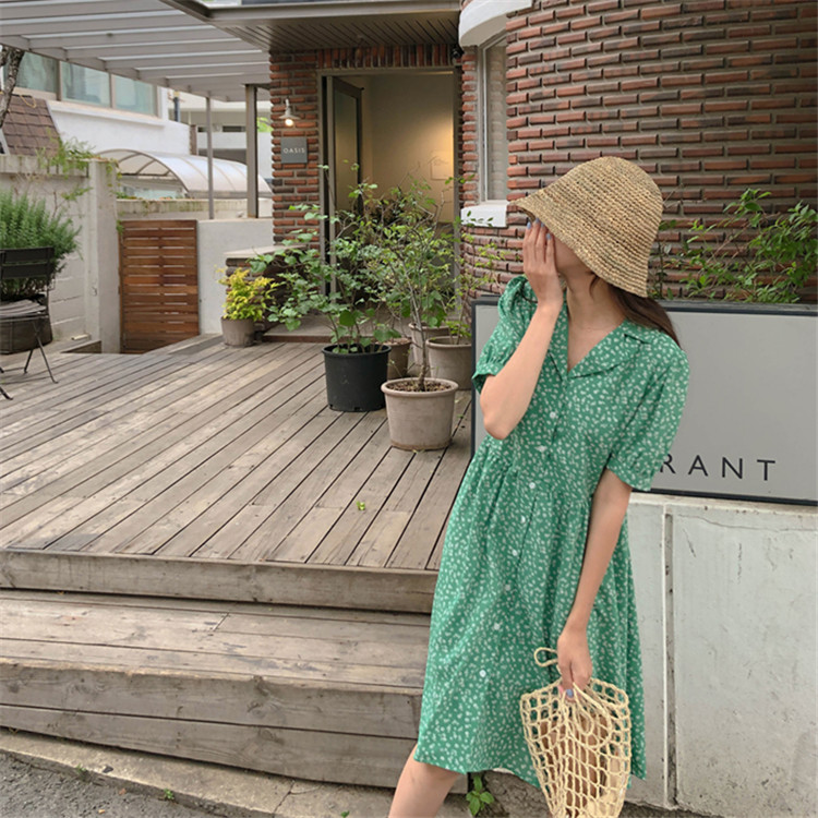 夏季短袖绿色碎花宽松腰短款单排扣连衣裙女