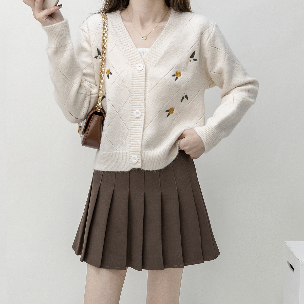 甜美绣花针织衫女长袖宽松秋装百搭v领短款毛衣开衫