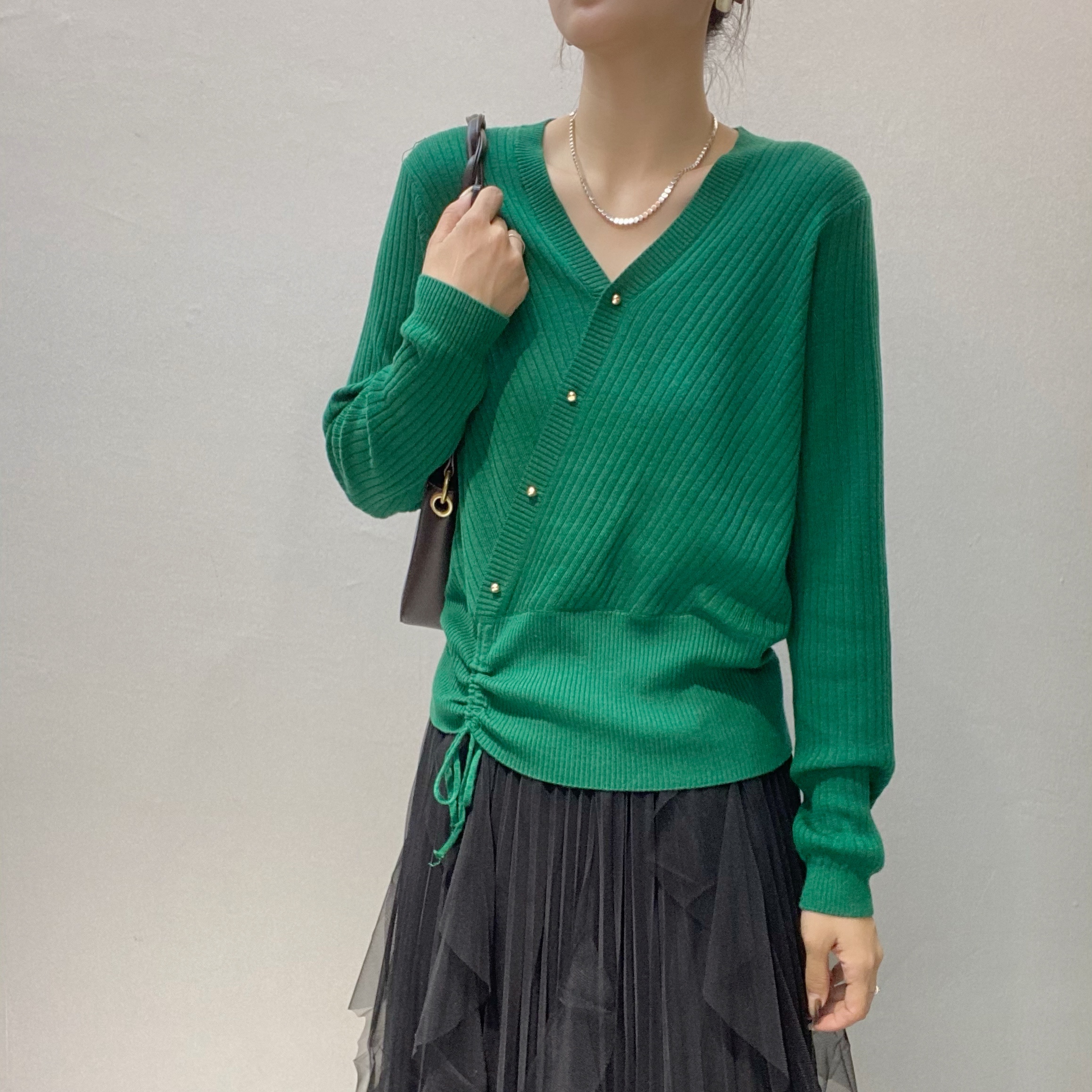 秋季新款欧货女装斜口竖纹v领设计感气质百搭细羊毛针织衫潮