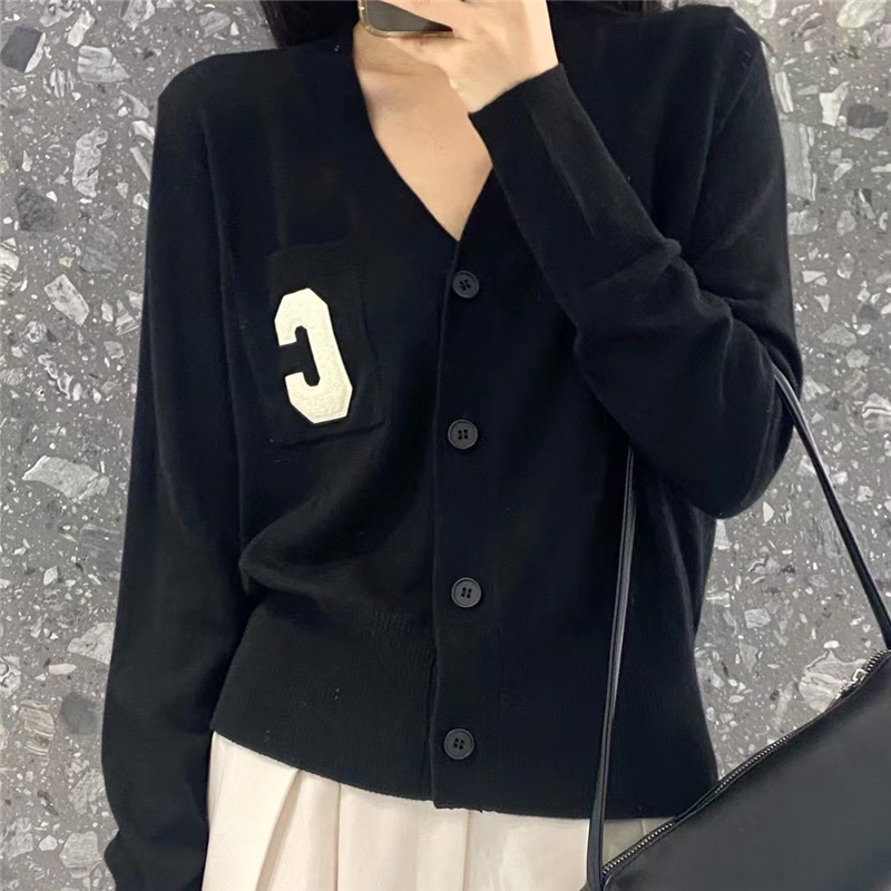 春秋V领C字母贴标薄款羊毛针织开衫上衣欧货休闲减龄短款小外套女