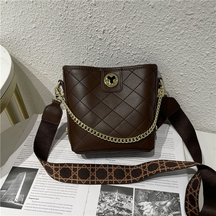 秋冬新款时尚水桶包包菱格链条斜跨女包锁扣休闲百搭质感宽带