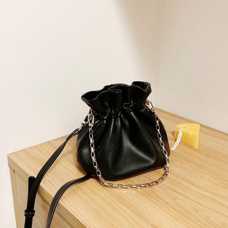 复古高级感褶皱束口水桶包小包女