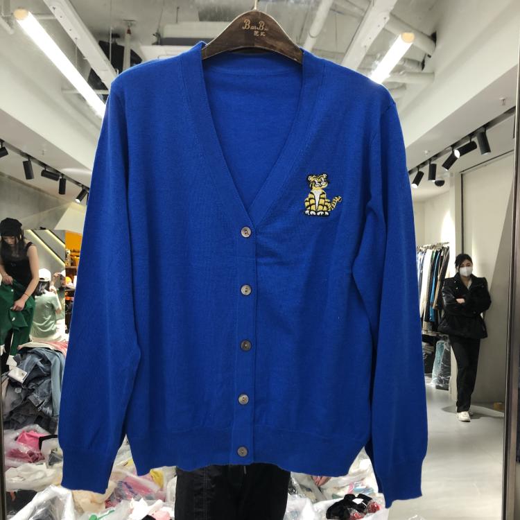 春季女时尚V领侧刺绣老虎百搭宽松羊毛针织衫开衫