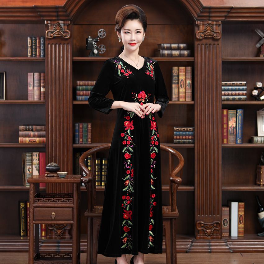 丝绒连衣裙女新款秋季气质高贵妈妈长裙阔太太刺绣修身礼服裙