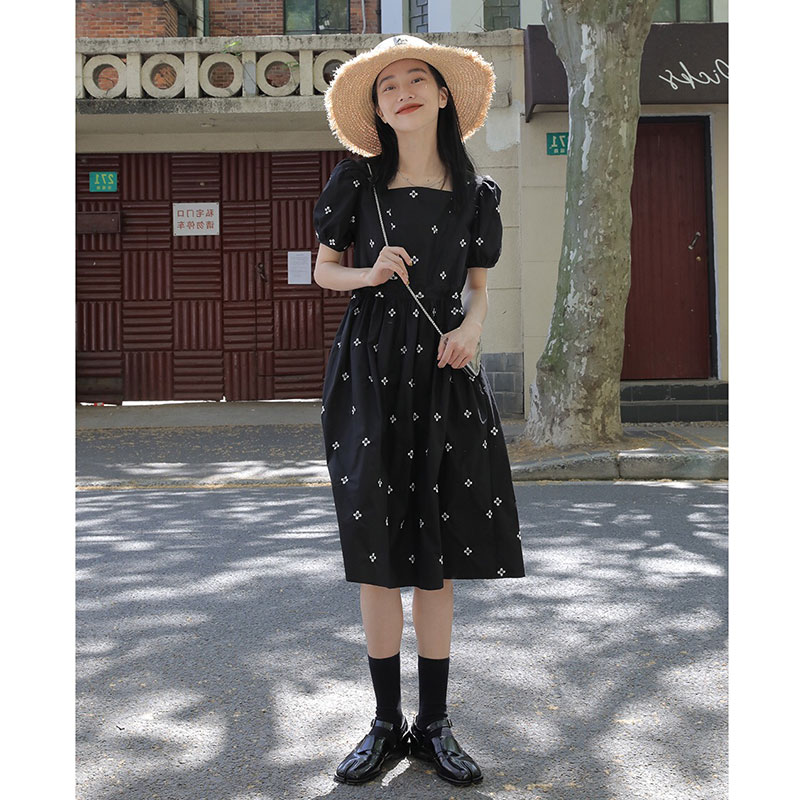 法式方领刺绣连衣裙女夏季新款大码显瘦泡泡袖气质甜美初恋裙