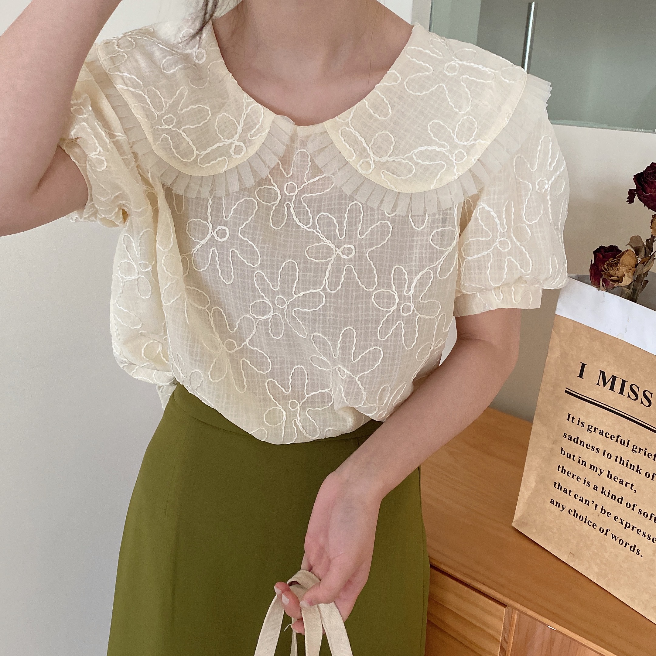 花朵刺绣娃娃领甜美短袖衬衫