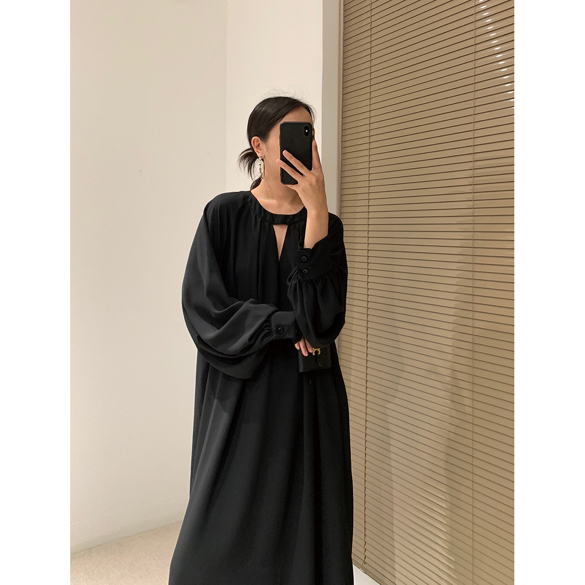 轻盈与灵动交织「宽松优雅杏黑纯色长裙连衣裙」