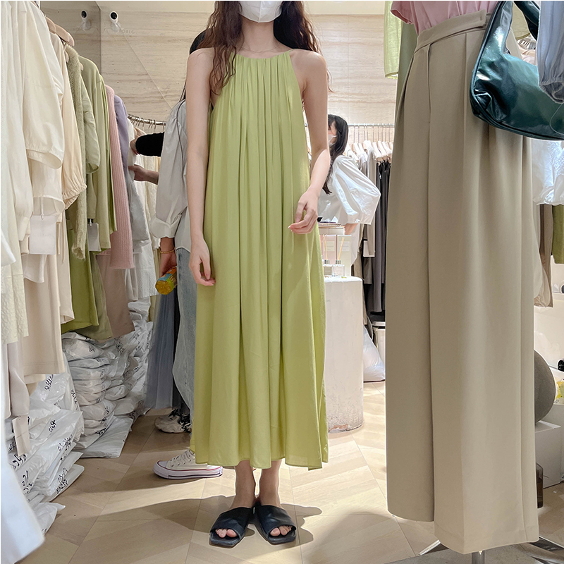 夏季无袖露肩长款百褶裙子宽松气质打底露背绿色吊带连衣裙女