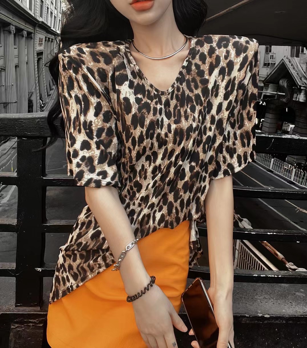 夏季新款宽松百搭复古豹纹v领大垫肩中长款短袖T恤