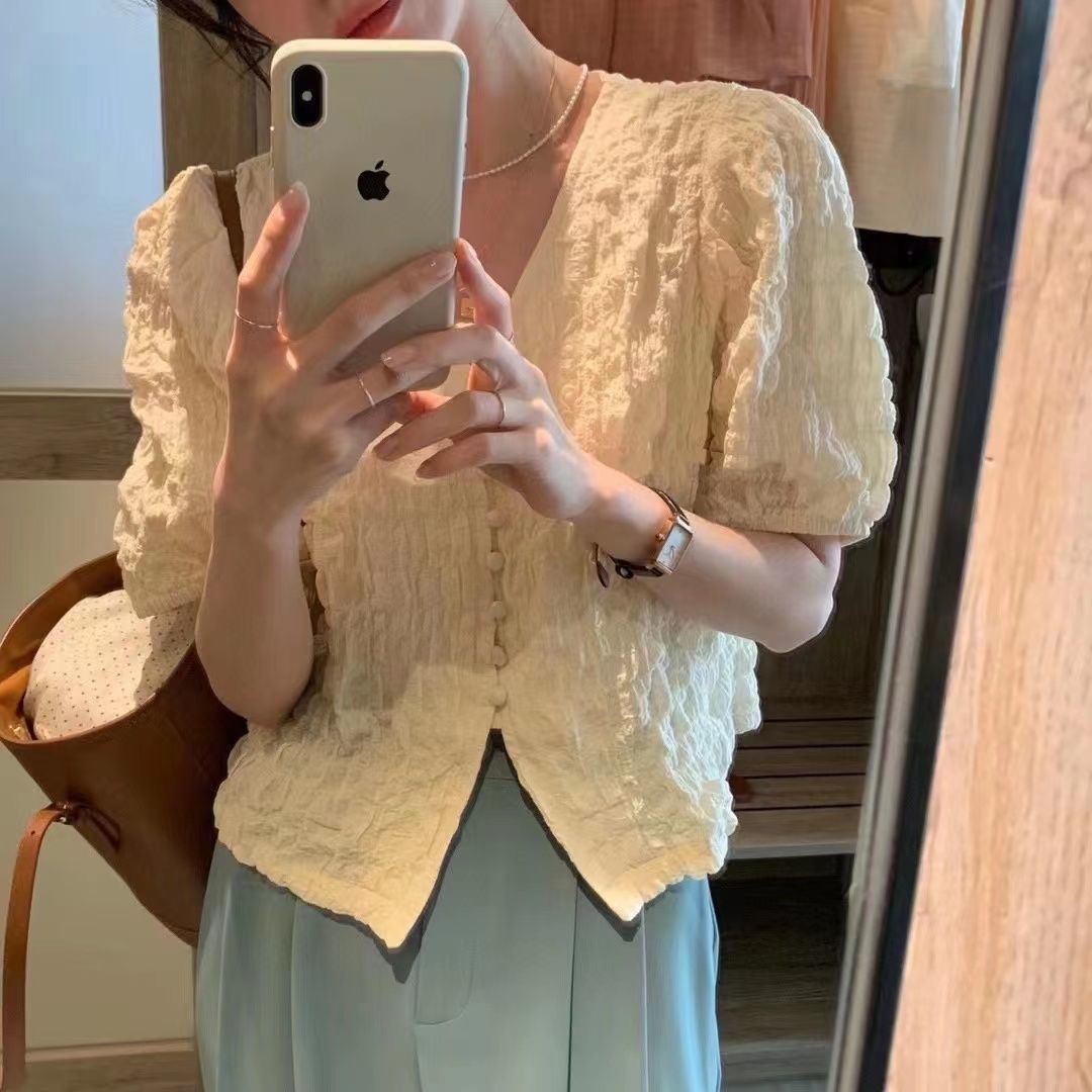 夏季新款女气质v领褶皱肌理感泡泡袖系扣短袖衬衫