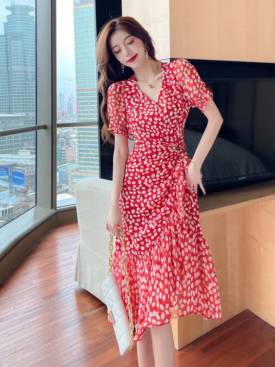 夏季新款气质v领裙子显瘦不规则设计感裙