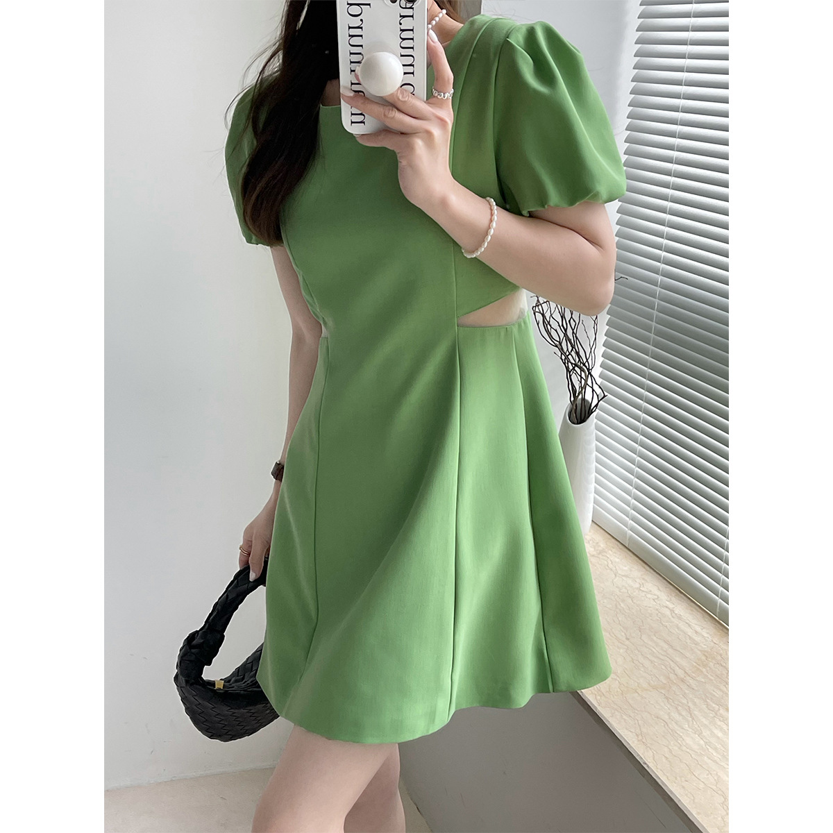 连衣裙女纯色显瘦港风露腰复古泡泡袖法式修身简约性感短裙
