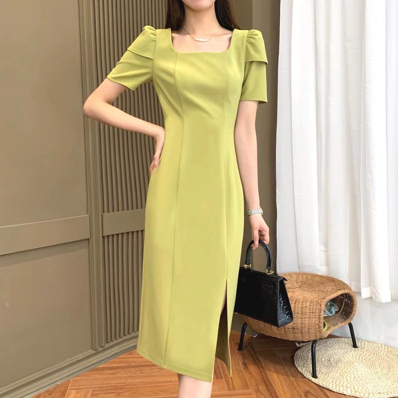 法式复古方领连衣裙女夏季新款气质高级感温柔风侧开叉显瘦中长裙
