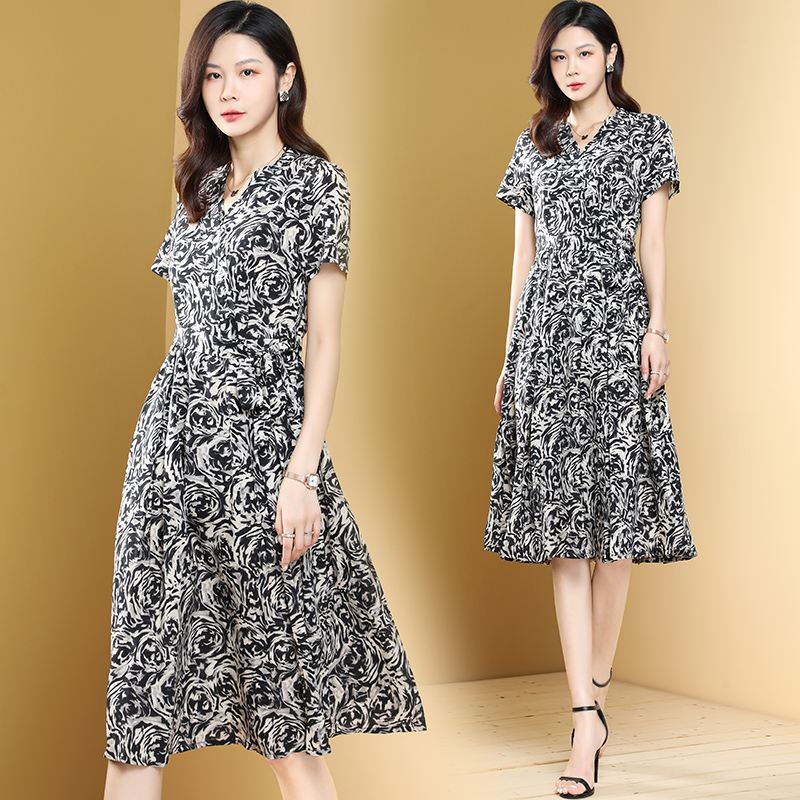 短袖碎花连衣裙女夏新款气质修身显瘦V领中年妈妈洋气裙子