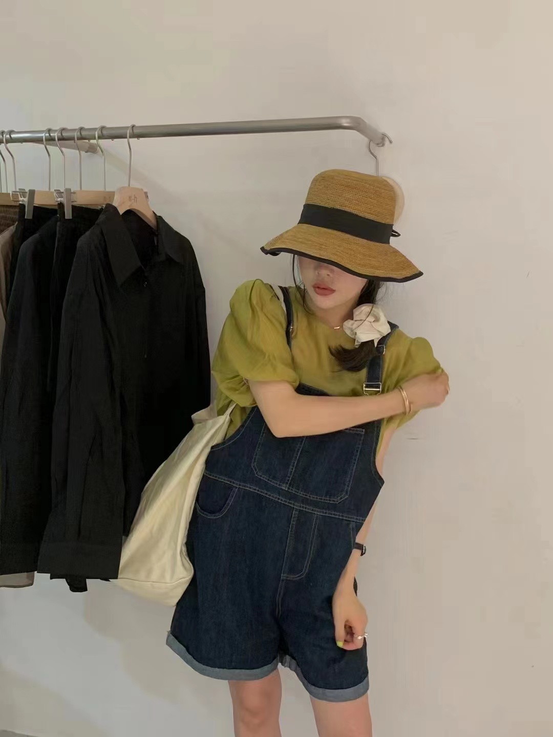 泡泡袖压皱薄款上衣+背带短裤两件套