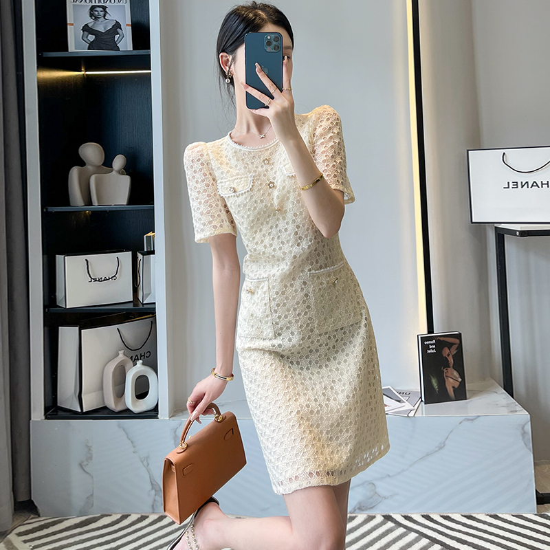 夏季轻奢甜美醋纤蕾丝镂空纯色镶钻小香风短袖连衣裙