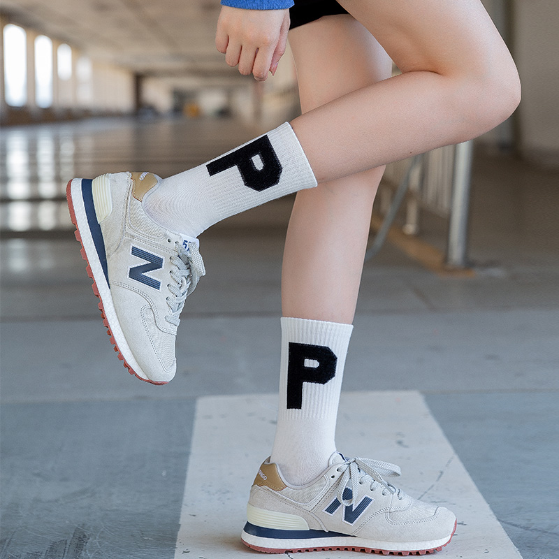 新款植绒大P字母袜子女运动风ins潮情侣长袜洋气秋冬彩色袜子