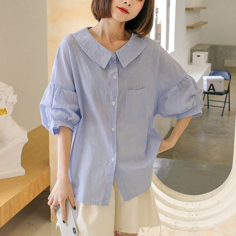 夏季新款条纹短袖衬衫女宽松单排扣衬衣通勤娃娃领蓝色上衣潮