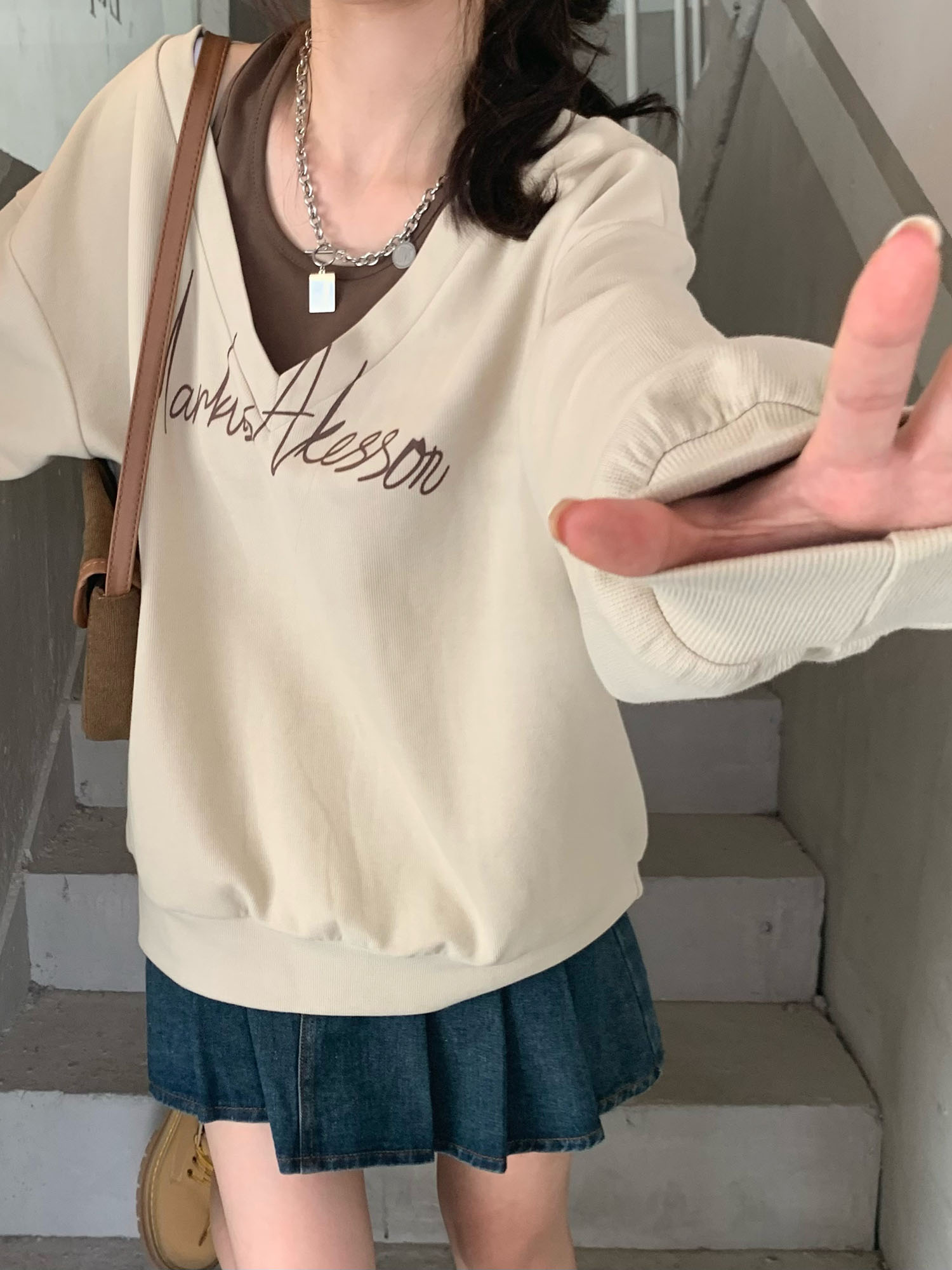 美式复古字母印花假两件卫衣女初秋宽松挂脖长袖V领上衣