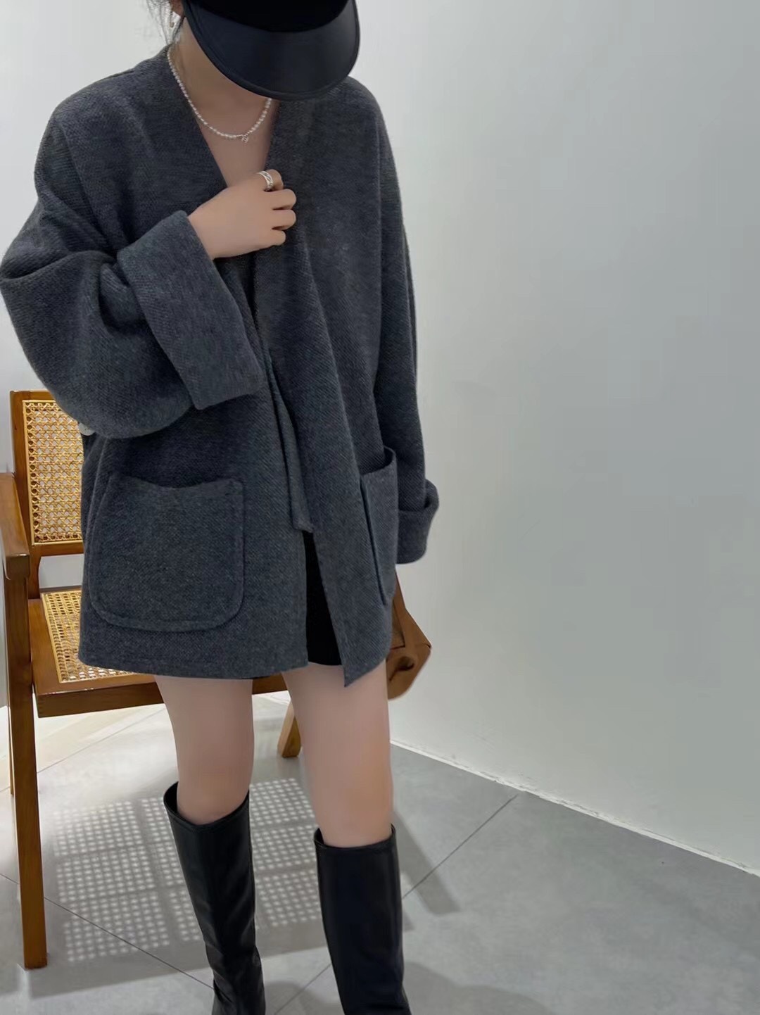 宽松无扣V领口袋羊绒大衣女欧货欧货大袖笼冬纯色设计感外套